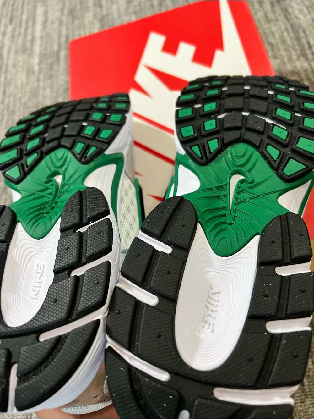 Nike V5 Rnr White Malachite Size 9.5 Men’s / 11 Women’s